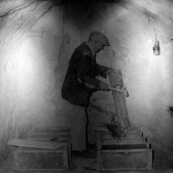 Immagine di un plastico di minatore al lavoro appartenente al museo della zolfara di Montedoro