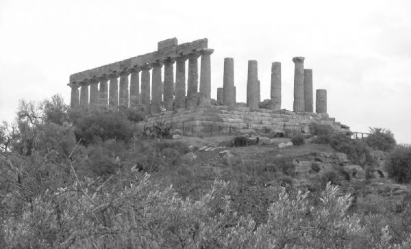 Akragas era una antica città greca sita sulla costa meridionale della Sicilia, nell'attuale territorio di Agrigento.La fondazione di Akragas presuppone una larga frequentazione abitata dai Sicani