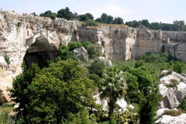 Le Latomie (litos=pietra e temnos=taglio) di Siracusa, antiche cave di pietra adibite a prigione in cui furono rinchiusi condannati e avversari politici
