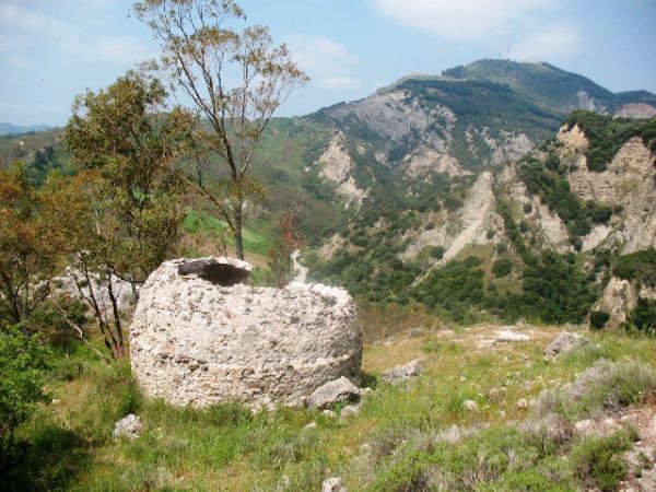 Antico calcherone Immagine di un antico calcherone di una miniera per la fusione dello zolfo