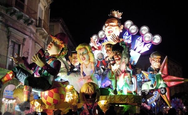 Carro carnevalesco durante la serata conclusiva del Carnevale di Acireale