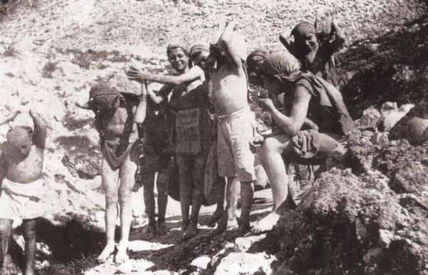 Carusi in miniera Immagine di carusi (bambini) che lavorano in una miniera di zolfo