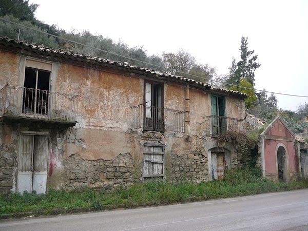 Immagine di abitazioni abbandonate degli zolfatai di Caltanissetta