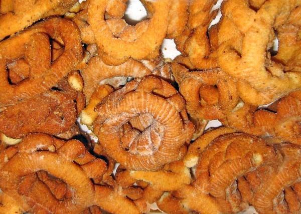 Immagine di dolci tipici siciliani chiamati cudddureddi