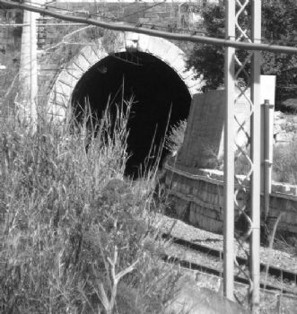 Immagine di una galleria della ferrovia di Marianopoli adibita al trasporto dello zolfo