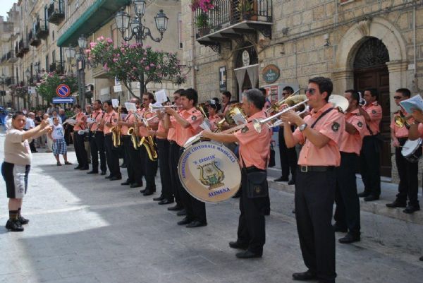 La banda del paese suona per le strade di Alimena