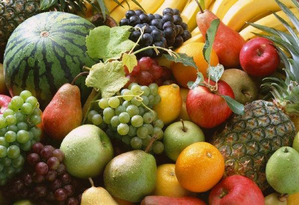 Frutta e verdura e ortaggi posti su una cesta