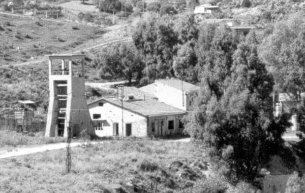 Immagine del castelletto in cemento armato della miniera Gessolungo