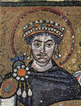 Giustiniano raffigurato su un mosaico a Ravenna