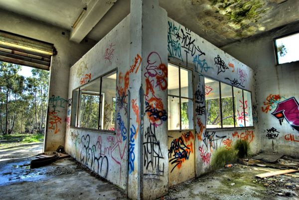 Locali abbandonati e vandalizzati della miniera Gessolungo a Caltanissetta