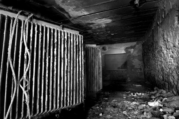 Interno abbandonato di un capannone della miniera Gessolungo di Caltanissetta