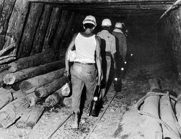 Immagine di minatori che entrano in una miniera
