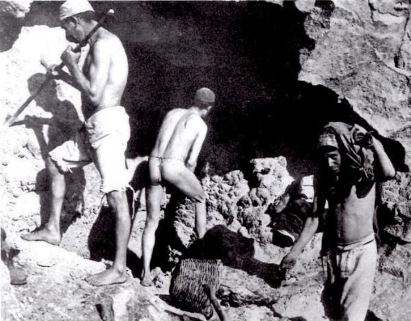 Immagine di un gruppo di minatori mentre lavorano