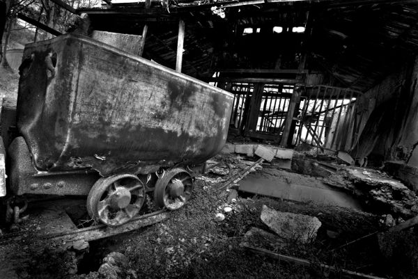 Rotaie e carrello distrutti della miniera Trabonella di Caltanissetta