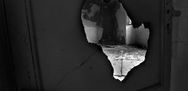 Locale con pareti distrutte della miniera Trabonella di Caltanissetta