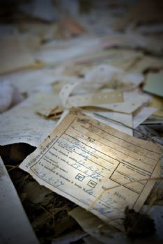 Documenti sparsi per terra della miniera Gessolungo di Caltanissetta