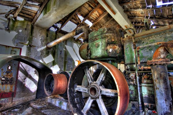 Attrezzature in evidente stato di abbandono della miniera Gessolungo di Caltanissetta