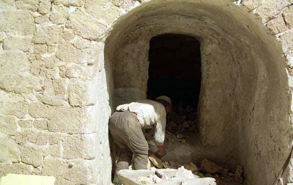 Immagine di un plastico del Museo della zolfara di Montedoro che rappresenta uno zolfataro mentre lavora