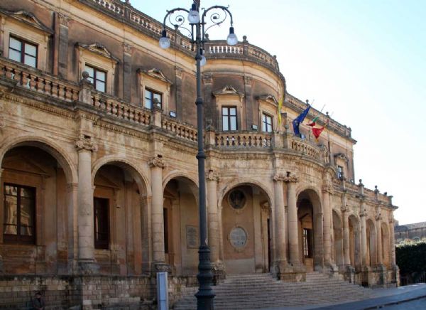 Palazzo Ducezio, sede del Comune di Noto, trae il nome dal condottiero sotto la cui guida le città sicule si unirono nel tentativo di contrastare le preponderanti forze greche