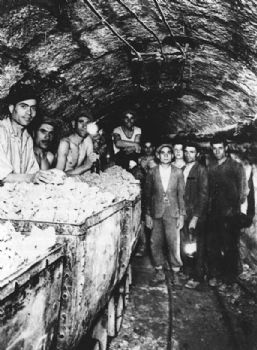 Immagine di un gruppo di minatori
