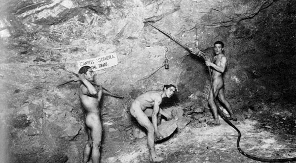 Picconieri di una miniera di zolfo Immagine di picconieri che lavorano all'interno di una miniera di zolfo