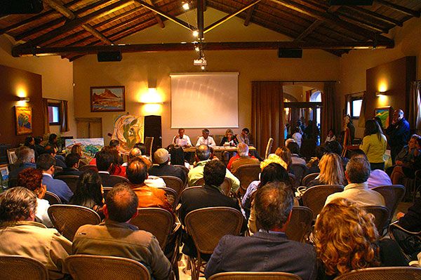 Sala gremita per la presentazione del nuovo libro di Salvatore Paci ed Emanuela Baldo