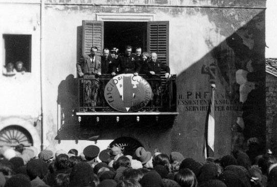 Fascisti al balcone manifestano durante l'istituzione del primo fascio di Resuttano nel 1922