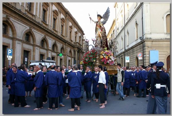 La statua di san Michele portata a spalla durante la manifestazione religiosa