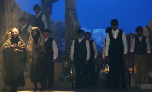 Immagine di una rappresentazione teatrale sulle miniere di zolfo