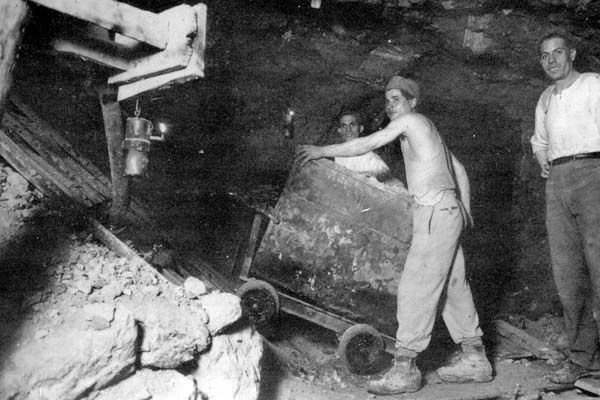 Immagine di un vagone che viene caricato in una discenderia allinterno delle miniere di zolfo 