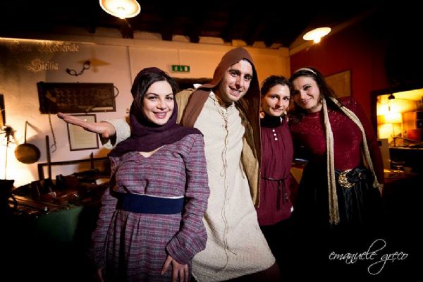 Uomini e donne del Medioevo ed i loro vestiti I vestiti di uomini e donne del Medioevo