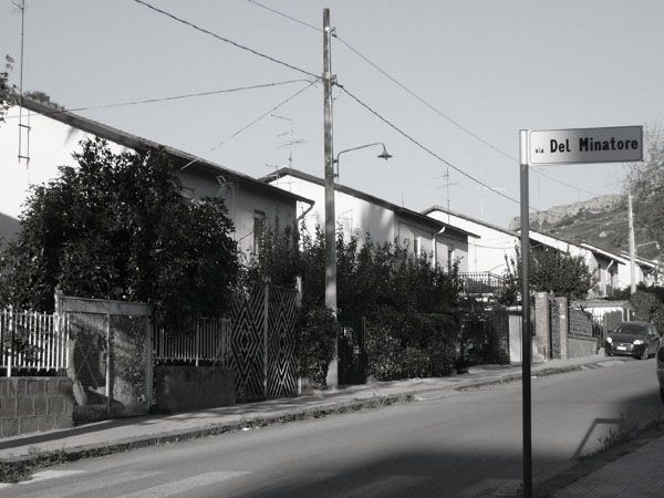 Immagine di una via dedicata ai minatori nel villaggio Santa Barbara